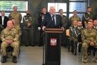 Wicemarszałek Ryszard Pagacz stoi przy mównicy.