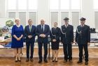 Wicemarszałek Ryszard Pagacz stoi z uczestnikami wydarzenia na sali.