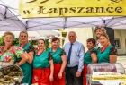 Wicemarszałek Ryszard Pagacz stoi z paniami z koła gospodyń wiejskich na tych stoisku.