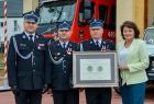 Jadwiga Wójtowicz trzyma ze strażakami Polonię Minor.
