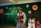 Uroczystości 65-lecia KGW Polanka Wielka, przewodnicząca Koła Gospodyń Wiejskich w tradycyjnym w stroju ludowym wita ze sceny zebranych gości