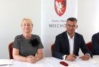 Iwona Gibas z zarządu województwa oraz burmistrz Miechowa Dariusz Marczewski 