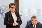 posiedzenie Rady Programowej Instytutu w Ludźmierzu przemawia premier i europoseł Beata Szydło, po prawej siedzi marszałek Małopolski Witold Kozłowski