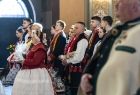 Msza Święta w ramach otwarcia po uczestnicy w strojach regionalnych podczas modlitwy