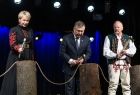 symboliczne otwarcie Instytutu w Ludźmierzu - moment przecięcia ciupagami sznura, od lewej Iwona Gibas członek Zarządu WM, marszałek Małopolski Witold Kozłowski oraz Julian Kowalczyk prezes Związku Podhalan