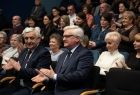 Wicemarszałek Józef Gawron i burmistrz Stanisław Kuropatwa bijący brawa na widowni.