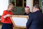 Iwona Gibas i Witold Kozłowski wręczają medal 