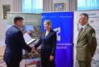 Przekazanie umowy dotyczącej projektu Kobierzyn Naturalnie