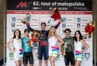Na podium z rękami w górze