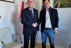 Wicemarszałek Witold Kozłowski i dyrektor Guillaume Corradino.