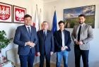 Dyrektor Rafał Kosowski, wicemarszałek Witold Kozłowski, dyrektor Guillaume Corradino i p.o. dyrektora Dawid Gleń. 