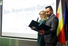 Mężczyzna i kobieta stoją na scenie. Za nimi widoczny ekran.