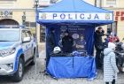 Stoisko policji ustawione na rynku.