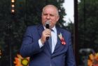 Wicemarszałek Ryszard Pagacz trzyma w ręce mikrofon.