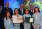 Wicemarszałek Ryszard Pagacz i biskup stoją z uczestnikami wydarzenia.