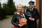 Iwona Gibas z zarządu województwa prezentuje książeczkę pod tytułem OSP Kęty 150 lat ratownictwa z pasją
