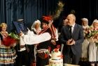 Zespół Kotlina przyjmuje na scenie życzenia i pamiątkowe nagrody od przedstawicieli lokalnych samorządów
