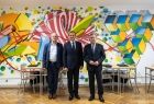 Wicemarszałek Witold Kozłowski, dyrektor szkoły i dyrektor Wydziału Edukacji UMWM.