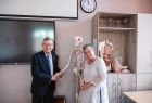 Wicemarszałek Witold Kozłowski przy modelu szkieletu człowieka. Obok dyrektor szkoły.