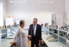 Wicemarszałek Witold Kozłowski i dyrektorka szkoły w pracowni.
