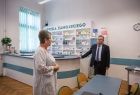 Wicemarszałek Witold Kozłowski i dyrektorka szkoły w pomieszczeniu z apteką.