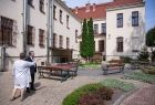 Wicemarszałek Witold Kozłowski i dyrektorka szkoły na dziedzińcu. 
