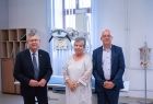 Wicemarszałek Witold Kozłowski, dyrektorka szkoły i dyrektor Wydziału Edukacji UMWM.
