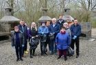 Wicemarszałek Józef Gawron i grupa osób z workami w rękach tuż przed sprzątaniem terenu.