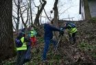 Wicemarszałek Józef Gawron wraz z dziećmi podczas sprzątania terenu.