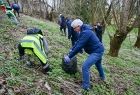 Wicemarszałek Józef Gawron trzymający worek z odpadami. Obok dzieci.