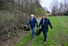 Wicemarszałek Józef Gawron i radny Wojciech Skruch niosący zużyte opony.
