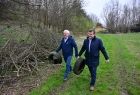 Wicemarszałek Józef Gawron i radny Wojciech Skruch niosący zużyte opony.