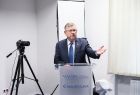 Wicemarszałek Witold Kozłowski przy mównicy.