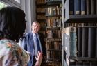 Wicemarszałek Witold Kozłowski w bibliotece.