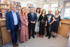 Wicemarszałek Witold Kozłowski z grupą osób w bibliotece.