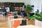 Czytelnia w bibliotece.