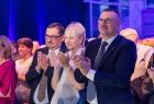 Iwona Gibas z zarządu województwa oraz burmistrz Piotr Ryba oklaskujący artystów
