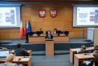 Marszałek Witold Kozłowski podczas przedstawiania raportu o stanie województwa.