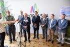 Grupa osób w trakcie konferencji prasowej. 