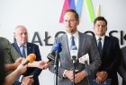 Prezydent Jakub Kwaśny przemawia do mikrofonu. 