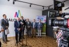 Grupa osób nagrywana w trakcie konferencji prasowej.