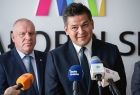Wiceprezydent Maciej Włodek przemawia do mikrofonu.