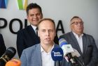 Radny Mirosław Biedroń przemawia do mikrofonu.