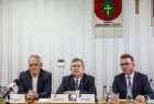 trwa konferencja prasowa marszałka Małopolski Witolda Kozłowskiego - w sali obrad Urzędu Gminy Ochotnica Dolna - przy stole po środku Witold Kozłowski po lewej Grzegorz Biedroń prezes MOT po prawej wójt gminy Ochotnica Dolna Tadeusz Królczyk.