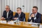 trwa konferencja prasowa marszałka Małopolski Witolda Kozłowskiego - w sali obrad Urzędu Gminy Ochotnica Dolna - przy stole po środku Witold Kozłowski po lewej Grzegorz Biedroń prezes MOT po prawej wójt gminy Ochotnica Dolna Tadeusz Królczyk.