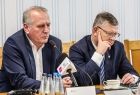 konferencja prasowa w gminie Ochotnica Dolna po lewej Grzegorz Biedroń prezes MOT, po prawej Witold Kozłowski marszałek Małopolski