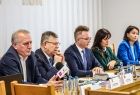 konferencja prasowa w gminie Ochotnica Dolna - zbliżenie na uczestników wydarzenia siedzących przy stole