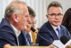 konferencja prasowa w gminie Ochotnica Dolna - zbliżenie na uczestników wydarzenia siedzących przy stole