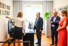 Wicemarszałek Witold Kozłowski w gabinecie dyrektora.