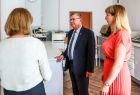 Wicemarszałek Witold Kozłowski rozmawia z dwiema kobietami.